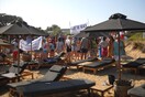 Πάρος: Ανακατέλαβαν παραλία που beach bar είχε γεμίσει με ξαπλώστρες