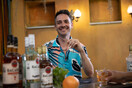 Ο Άλεξ Κάβδας δοκιμάζει τα πιο legendary Bacardi cocktails της Αθήνας