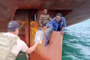 Μετανάστες διέσχισαν τον Ατλαντικό και επέζησαν 14 ημέρες πάνω στο πηδάλιο πλοίου