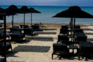 Ελεύθερες παραλίες: 16 συλλήψεις για παράνομες ξαπλώστρες μετά από ελέγχους