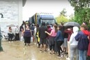 Κακοκαιρία Daniel: Ουρές πολιτών στο Βόλο για να προμηθευτούν πόσιμο νερό