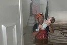 Θεσσαλία: Μωρό απεγκλωβίζεται από πλημμυρισμένο σπίτι - Έκλαιγε η μητέρα του