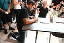 Εκλογές ΣΥΡΙΖΑ: Η στιγμή που ψηφίζει ο Στέφανος Κασσελάκης- «Με τον Αλέξη και για τον Αλέξη»