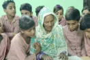 Ινδία: Πήγε για πρώτη φορά σχολείο στα 92 της χρόνια- Πλέον γνωρίζει γραφή και ανάγνωση