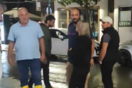 Μπέος: Πήρε τη μάνικα, έβρεξε πολίτη έξω από εκλογικό κέντρο αντιπάλου του
