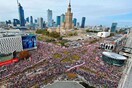 Πολωνία: Χιλιάδες πολίτες σε διαδήλωση της αντιπολίτευσης στη Βαρσοβία