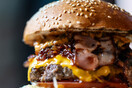 Ο Σταύρος Βαρθαλίτης δημιουργεί το νέο limited-edition burger των PAX και φωνάζει «Ω να σου!»