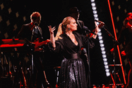 Μάθιου Πέρι: Η Adele σταμάτησε το σόου της, μίλησε για τον «Τσάντλερ» από τα «Φιλαράκια»
