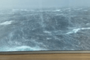 Η στιγμή που το πλοιό Spirit of Discovery παλεύει με γιγάντια κύματα εν μέσω καταιγίδας