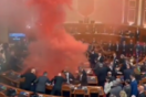 Αλβανία: Η αντιπολίτευση άναψε καπνογόνα μέσα στη αίθουσα της Βουλής - Ο λόγος