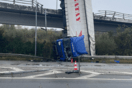 Θεσσαλονίκη: Φορτηγό έπεσε από γέφυρα