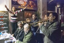 Γλέντι στη στροφή του δρόμου