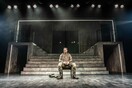 Ρέιφ Φάινς: «Το κοινό στο θέατρο πρέπει και να σοκαριστεί και να ενοχληθεί από αυτό που βλέπει»