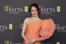 Η «σχεδόν Bella Baxter» ροδακινί εμφάνιση της Έμα Στόουν στα BAFTA