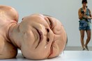 Ron Mueck: Ο γλύπτης της υπερβολής και της μεγέθυνσης των αισθημάτων