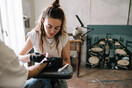 H Anouk από το Λος Άντζελες κάνει τα ωραιότερα hand poke tattoos στο Κουκάκι 