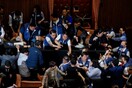Χαοτικές σκηνές στην Ταϊβάν: Ξύλο μεταξύ βουλευτών μέσα στο κοινοβούλιο 