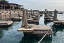 Ρόδος: Σφραγίστηκε το beach bar με τις ξαπλώστρες στη θάλασσα
