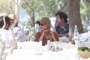 Στη Μύκονο η Κάιλι Μινόγκ, δοκιμάζει ελληνική κουζίνα