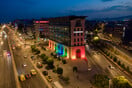 Η Anytime φωταγωγεί το κτίριο της Interamerican για το Pride Month