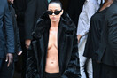 Κέιτι Πέρι: Εμφανίστηκε topless με σκισμένο καλσόν και ανοιχτό σακάκι στην Εβδομάδα Μόδας του Παρισιού
