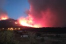 Μαίνεται η φωτιά στο Δίστομο: Καίει δύσβατο σημείο