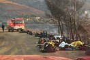 Φωτιά στην Κω: Πυροσβέστες ξαπλώνουν στο χώμα για να ξεκουραστούν
