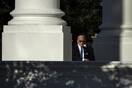 Ο Μπάιντεν λέει «δεν φεύγω», αν και αυξάνονται οι πιέσεις από όλες τις πλευρές
