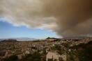 Ο καπνός από τη φωτιά στον Βαρνάβα καλύπτει την Αττική