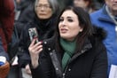 Λόρα Λούμερ: Ποια είναι η συνωμοσιολόγος που ταξιδεύει στο πλευρό του Τραμπ