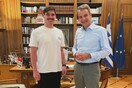 Ο Μητσοτάκης κάλεσε στο Μαξίμου τον Εύζωνα που δάκρυσε στην τελευταία του σκοπιά