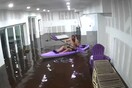 Φλόριντα - Χέλεν: Viral το βίντεο άντρα που κωπηλατεί μέσα στο πλημμυρισμένο σπίτι του 