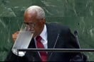 Ο πρόεδρος της Αϊτής μπερδεύτηκε, ήπιε νερό από την κανάτα και έβρεξε τα ρούχα του