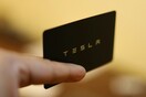 Υπάλληλοι της Tesla κλείνουν την πόρτα στα μούτρα διευθυντών που ψάχνουν για ψεύτικες αναρρωτικές