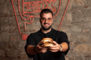 ΠΑΞΜΑΝ @ PAX Burgers: To νέο smashed burger του Σταύρου Βαρθαλίτη θα σε κάνει να το ζητάς ξανά και ξανά