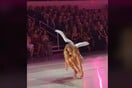 Victoria's Secret: Καταχειροκροτήθηκε η Ντάουτσεν Κρους για τον τρόπο που αντιμετώπισε το πρόβλημα με το παπούτσι της