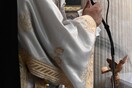 Πώς δρούσε ο ψευτο-ιερέας που έριχνε τα χαρτιά - Εκατοντάδες γάμοι που τέλεσε, ακυρώνονται