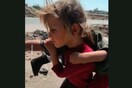 Γάζα: Μικρό κορίτσι κουβαλά στους ώμους την τραυματισμένη αδελφή του
