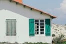 «Είπα στον εαυτό μου ότι το χώμα δεν καίγεται»: Πυρόπληκτοι των ΗΠΑ ξαναφτιάχνουν τα σπίτια τους με έναν εναλλακτικό τρόπο