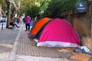 Ρόδος: Μετανάστες ζουν σε σκηνές πριν μεταφερθούν σε οργανωμένες δομές στην υπόλοιπη χώρα