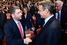 Θερμή χειραψία Μητσοτακη - Ανδρουλακη στη μελική συνέλευση του ΣΕΒ