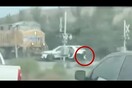Καλιφόρνια: Η στιγμή που βγάζουν παιδιά από αυτοκίνητο, λίγο πριν το παρασύρει τρένο