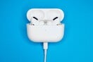 Πώς η νέα λειτουργία των AirPods μπορεί να βοηθήσει τα άτομα με προβλήματα ακοής