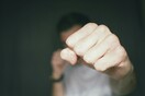 «Περιφέρεται από κανάλι σε κανάλι και ψεύδεται» - Ξεσπά ο σκηνοθέτης που κατηγορείται για ξυλοδαρμό 