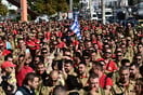 Συγκέντρωση διαμαρτυρίας εποχικών πυροσβεστών έξω από το υπουργείο Πολιτικής Προστασίας