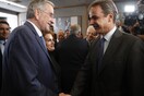 Η χειραψία Μητσοτάκη και Σαμαρά - Το χαμόγελο Καραμανλή