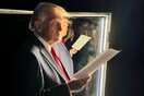 Η viral φωτογραφία του Τραμπ που διαβάζει τη νικητήρια ομιλία του