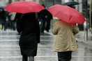 Καιρός: Βροχές, καταιγίδες και κρύο από τη Δευτέρα