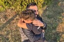 Πατέρας και γιος αγκαλιάζονται μετά από 8 μήνες 