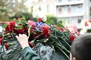 Συνθήματα, λουλούδια και στεφάνια έξω από το Πολυτεχνείο για την 51η επέτειο από την εξέγερση